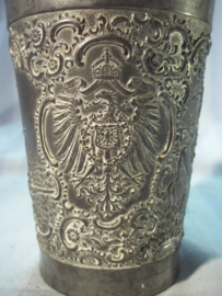 German pewter shooting price. Duits tinnen beker, met militaire afbeeldingen.