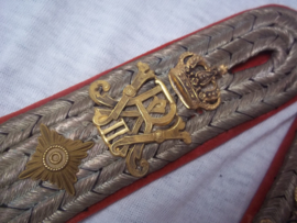 German shoulderboards Duitse epauletten officier, hauptmann.  Königs - Infanterie Regiment Nr. 145 (6. Lothringisches) Regiment met vele veldslagen samengevoegd met Machinegewehr en Minenwerfer Regimenten zeldzame stukken TOP staat.