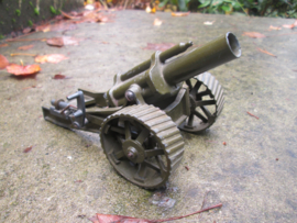 Metal gun. Metalen kanon British made, met laad en richt mechaniek zeer bijzonder