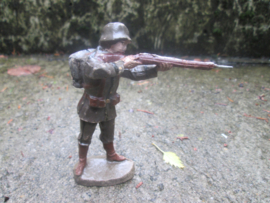 ELASTOLIN 10 cm. German soldier shooting. Duitse soldaat schietend goede staat antiek speelgoed.