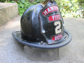 USA firebrigade helmet, used condition damaged . Amerikaanse brandweerhelm gebruikte staat met scheur aan de achterkant, niet hinderlijk, maar toch. leuke typische brandweerhelm. op naam.