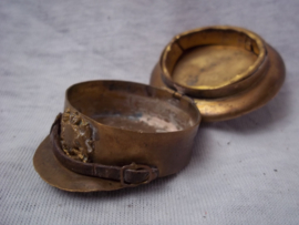 Trench- art a British cap with little badge as box. Loopgraven kunst Engelse leger pet met embleem en kinriem je kunt het gebruiken als pillendoosje.zeer bijzonder stuk als loopgraven kunst. zeldzaam.
