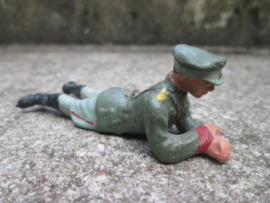 ELASTOLIN German soldier resting. Duitse soldaat luiert en rust kazerne leven