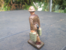 LINEOL Belgium soldier carrying amo boxes. smaler size. Belgische soldaat draagt koffers. kleiner model.