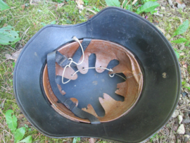 German civil defence helmet, gladiator. Duitse luchtbeschermingshelm. Reichsluftschutz, met decal. goede staat.