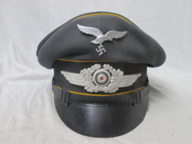 German NCO Luftwaffe cap, with yellow ribbon for pilot or paratrooper. Duitse manschappen pet Luftwaffe, gele bies voor vliegend personeel en Fallschirmjäger. zeer nette staat mooi in model.