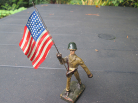 DURSO American soldie with flag. Amerikaanse soldaat met vlag. WO2.