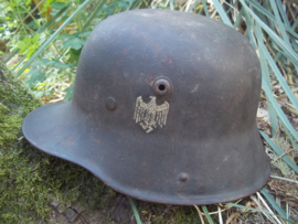 German helmet Model 1916 with Wehrmacht decal. Duitse helm M-16 met wehrmacht decal, zo gevonden, originele kleur.  GBN-64 Gebruder Bing Nurnberg, alleen het leer ontbreekt aluminium rand aanwezig TOP stuk