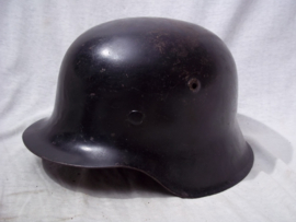 German helmet M-42 original black colour. Duitse helm model 1942 zwart, 100% origineel met binnenwerk en kinriem mooie complete helm. veelal gebruikt door Luftwaffe Flak-eenheden.