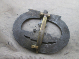German Submarine war badge late war production. Duitse Kriegsmarine U-boot Kriegsabzeichen - Feinzink, late aanmaak geen maker zinken uitvoering. mooie aparte speld