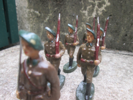 BELGIUM made soldiers Chausseur Ardenne. Belgische Ardense jagers Belgische makelij zeer goede staat  6 stuks 1 officier.