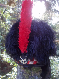 Scottish featherbonnet with badge. Schotse feather bonnet met maker, en embleem, gemaakt van struisvogel veren.