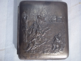 Cigarete case with military scene WW1. Sigaretten etui met militaire afbeelding, Duitsers met pickelhauben in de aanval, leuk geheel. WO1 afbeelding