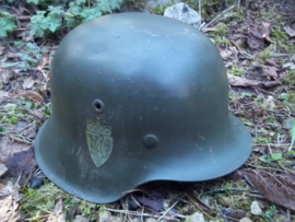 Norwegian helmet, German made.Noorse helm, Duits model 1942 met de twee decals van Noorwegen. Dit soort helmen zijn nu vrij zeldzaam, omdat vele omgebouwd zijn tot Duitse helmen, de 2 originele decals maken deze helm uniek, Model 42.