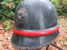 Belgium WW2 motorhelmet used by army and police forces. Belgische motor helm met voorop de Belgische leeuwenkop, gebruikt door politie (Rijkswacht) en leger.