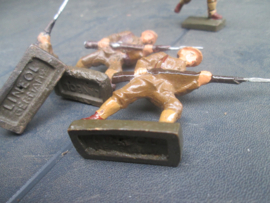 LINEOL 4 Belgium soldiers attacking, smaler size. 4 Belgische soldaten in de aanval kleiner model.