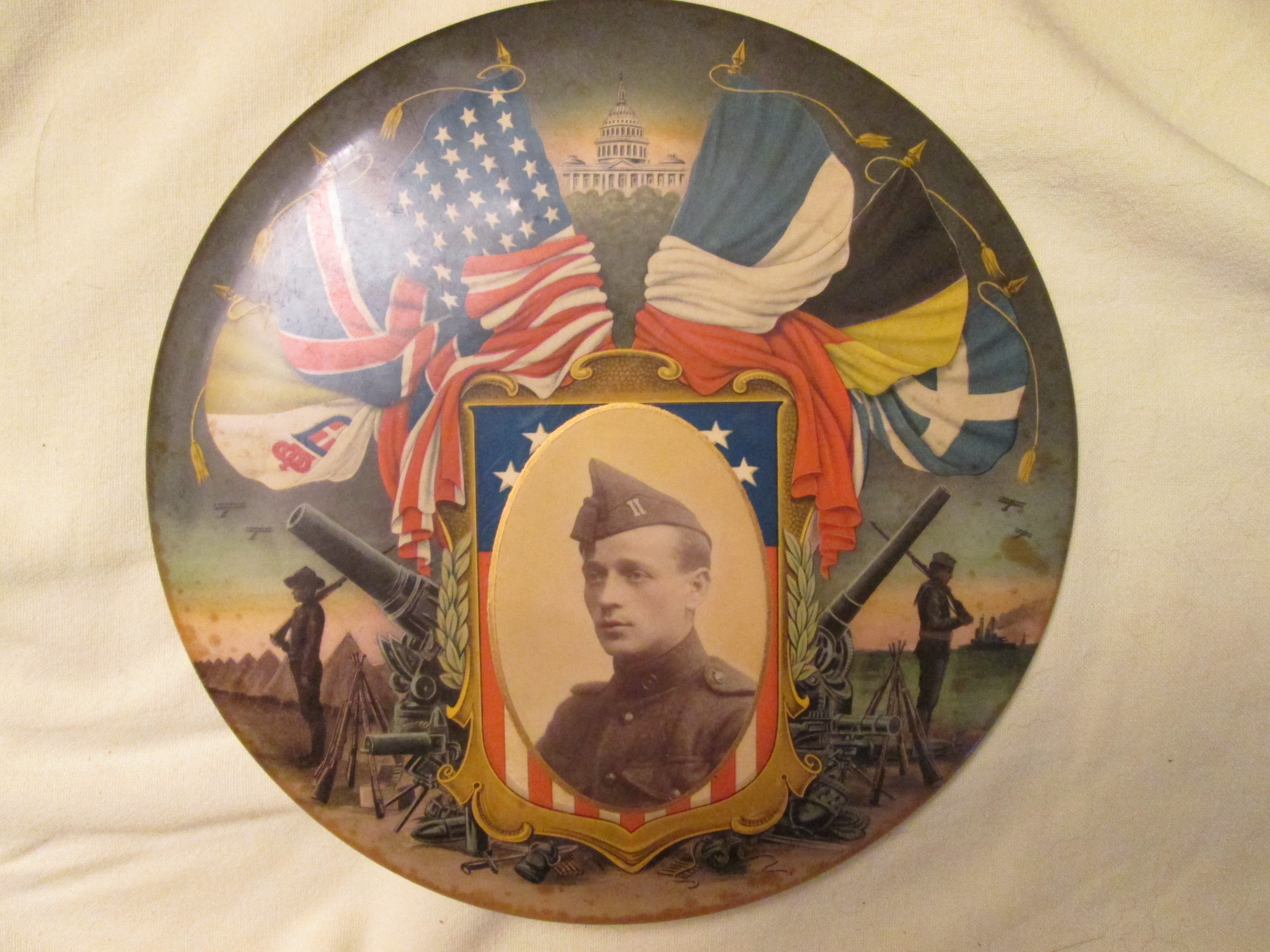Herinneringsfoto op blik van een Belgische soldaat met geallieerde vlaggen en soldaten, zeer bijzonder stuk, omdat de foto van een belgische soldaat is en geen Amerikaan.