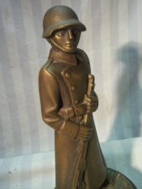 Bronse statue Swiss soldier, shooting price 1939 Luzern. Zwitserse schietprijs, brons beeld