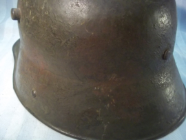 German helmet M16 with red colours camouflage, very rare with original chinstrap. Duitse helm M16 perfekte staat met camouflage vlekken 100% origineel, TOP staat helm met perfekt binnenwerk en 100% originele kleur.met origineel kinbandje