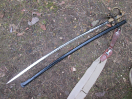 German Wehrmacht sword, F.W. HÖLLER in Solingen. Duits wehrmacht sabel, compleet met troddel, sabeldrager en riem mooi gemarkeerd. leeuwenkop met rode steen, en Wehrmacht adelaar. troddel met roze stof van binnen.