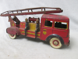 Tin toy fire- truck of the French Fire brigade, (PARIS) not working. Blikken brandweerauto  made in France met op de deur het embleem van de Parijse Brandweer. niet werkend. jaren 40.