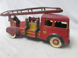 Tin toy fire- truck of the French Fire brigade, (PARIS) not working. Blikken brandweerauto  made in France met op de deur het embleem van de Parijse Brandweer. niet werkend. jaren 40.