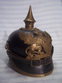 German NCO spike helmet Baden in a very good condition. Duitse pickelhaube 1903 van het 111e Infanterie Regiment mooi gemarkeerd geen dubbele gaten mooi gelijk gekleurd deelstaat Baden. Onderofficier. zeer goede staat