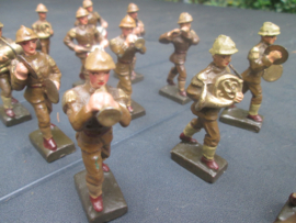LINEOL Belgium soldiers drumband smaller size. 15 Belgische soldaten drumband 1 met lyra. kleiner model soldaatjes bijzonder apart.