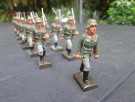 LINEOL German marching soldiers smaler size. 13 Duitse soldaten marcherend met officier. goede staat. kleiner model