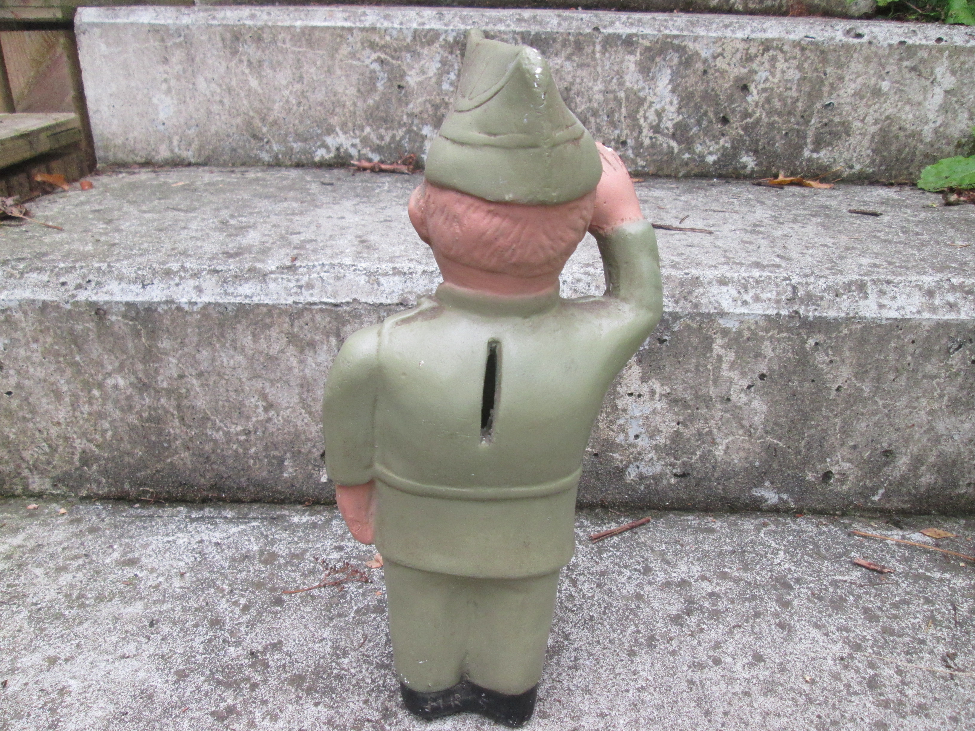 Belgium soldier as moneybox, very rare, Belgische soldaat met typische muts als gipsen spaarpot, vrij apart, zijn er ook niet veel meer van over gebleven, groot model.
