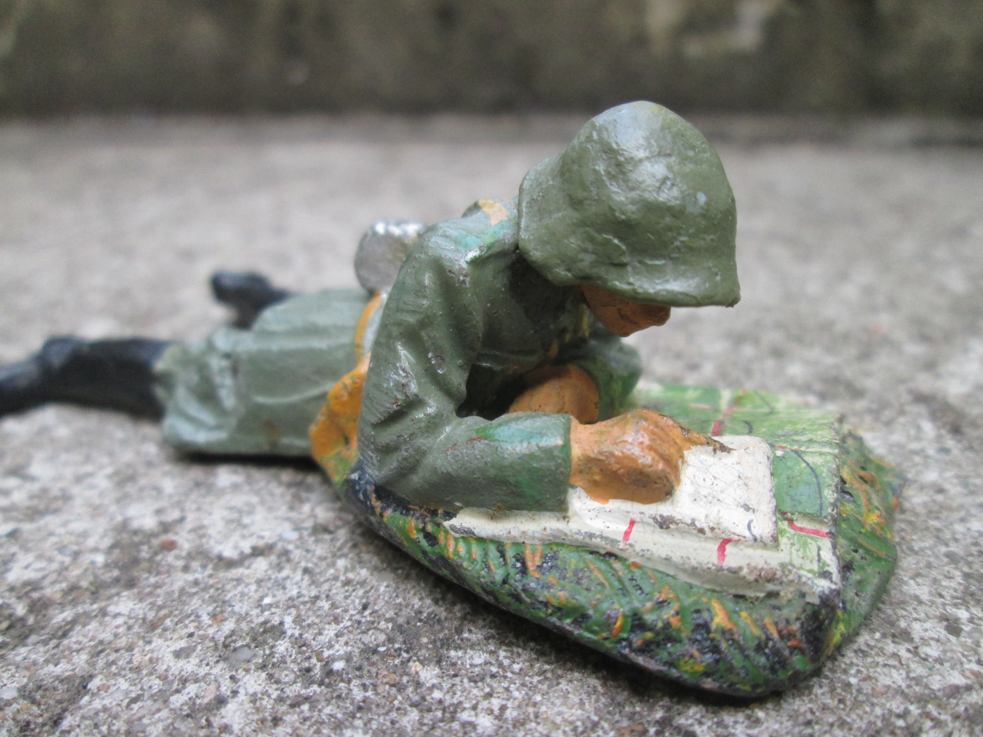 ELASTOLIN Swiss soldier with road map, green uniform. Zwitserse soldaat met landkaart, groen uniform.