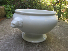 German soup tureen with Air Force eagle. Duitse soep terrine met Luftwaffe adelaar, gebruikte staat. Bavaria 1942.