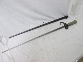 French bayonet M-1886 Lebel. Franse Lebel bajonet, met schede model 1886. met pareerhaak, eerste model de haak werd ook wel Rosalie genoemd door de poilu.