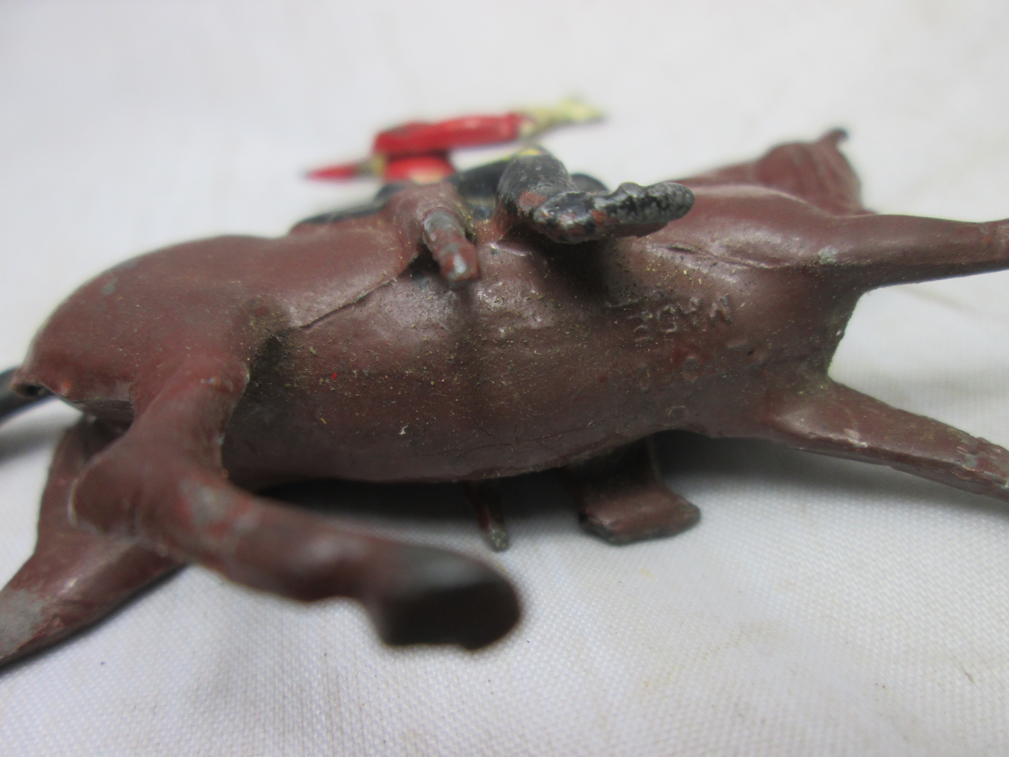 Tin toy british household cavalery, moving arm. Tinnen speelgoed british guards op paard Britain