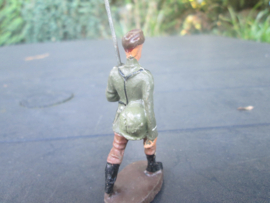 ELASTOLIN German marching soldier. Duitse marcherende soldaat met helm op de rug. goede staat
