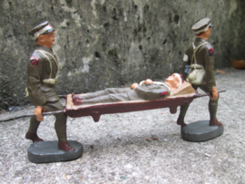 ELASTOLIN 2 American red cross soldiers with wounded man. 2Amerikaanse rode Kruis soldaten met brancard, goede staat mint