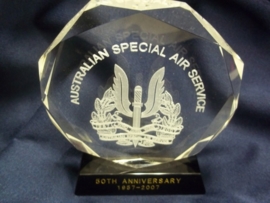 Crystal remembrance of the 50 th anniversary of the Australian Special Air Service.Herinnerings item van berg kristal Australische SAS. 1957- 2007
