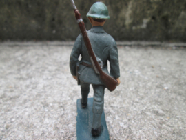 DURSO Dutch soldier, Nederlandse soldaat marcheert met geweer. goede staat.