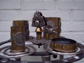 Rookset tafel, gemaakt van bajonetten (10 stuks), hulzen (4 stuks), helmemblemen ( 11 stuks), kogelpunt, kogel en geweerclip. In het midde nzit een 7 vlammende granaat, (embleem van het vreemdelingenlegioen) zeer bijzonder hoogte 90 cm.