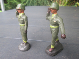 2 Belgium soldiers 1950/1960 saluting. 2 saluerende Belgische soldaten met vlag op helm.