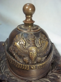Bronze miniatur spike helmet on marmor plate with inscription KRIEGSWEIHNACHTEN 1914,  L.BATTERIE GRAU RHEINDORF. Bronzen artillerie Pickelhaube, met afschroefbare bol, zeer decoratief, inscriptie op marmeren voet.