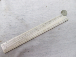 3 items used by an artillery officer. 3 items die gebruikt zijn door een Engelse officier van de Veldartillerie. 2 meetlatjes gedateerd 1917 en pen met broad arrow en 1915 gedateerd bijzonder.