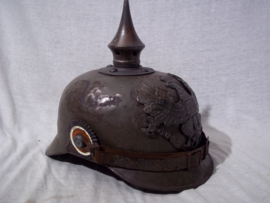 Metal ersatz spikehelmet with innerliner. Blikken pickelhaube, meestal van de BING speelgoed fabrikant, met Pruisen helmplaat en binnenwerk. Een ersatz pickelhaube van metaal in deze staat zijn zeer zeldzaam.