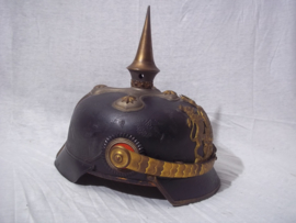 German officers spike helmet Würtemberg. war manufactering in case. Duitse pickelhaube officier deelstaat Würtemberg, oorlogsaanmaak, vuurverguld, grote maat met opbergkoffer. nooit aan gerommeld zo gevonden, TOP stuk.