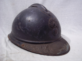 French helmet with Infantry badge and remembrance badge. Soldat de la Grande Guerre 1914-1918. Franse helm model 1915 met 1e model infanterie embleem en herinneringsplaat aan de grote oorlog.