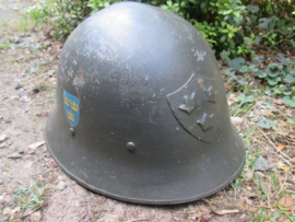 Swedish helmet M 21 (18). with liner double decal, front badge. Zweedse helm 1921 met decals en helm embleem.