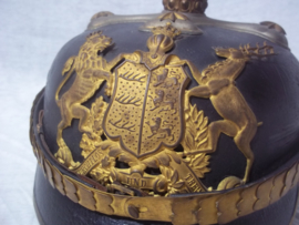German officers spike helmet Würtemberg. war manufactering in case. Duitse pickelhaube officier deelstaat Würtemberg, oorlogsaanmaak, vuurverguld, grote maat met opbergkoffer. nooit aan gerommeld zo gevonden, TOP stuk.