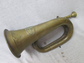 Chinese army bugle. Bazuin van het Chinese leger ten tijde van de Boxeropstand. met Chinese karakters. Het bazuin is helemaal gelijk aan de Duitse bazuinen die daar door het leger werden gebruikt, China zette er alleen hun eigen embleem op.