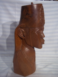 Wooden statue of a colonial soldier from the belgium army in Belgium Congo. Houten beeld van een ABBL soldaat, met fez en nationaal embleem Belgisch leger in de Congo, 40 cm zeer zeldzaam.
