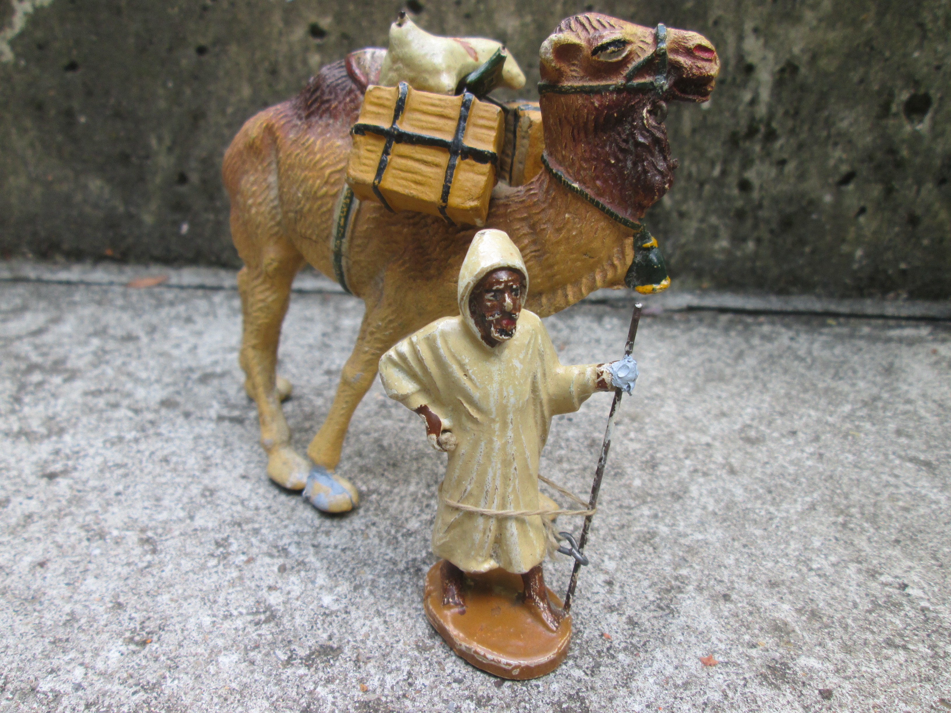 Nice and very rare set a camel, cameldriver ( INCAMIN) and a katholic missionary (no maker) leuke set kameel met kamelendrijver en een katholieke missionaris, zeldzaam